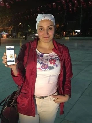 Türk qadın avtobus dayanacağından 25 min AZN tapdı və... - FOTO/VİDEO