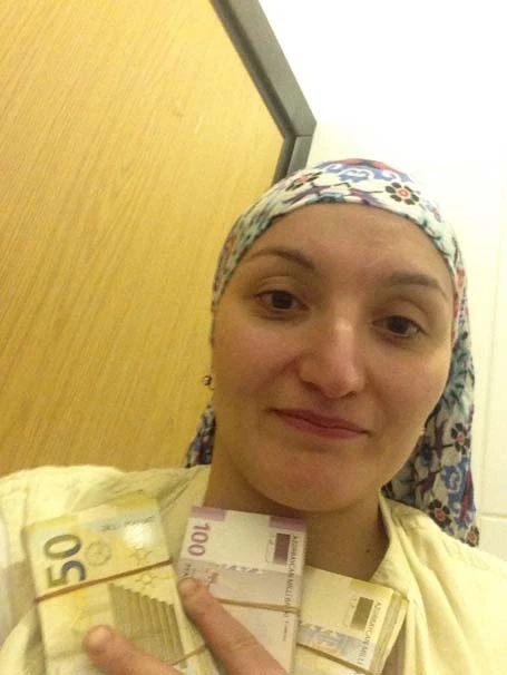 Türk qadın avtobus dayanacağından 25 min AZN tapdı və... - FOTO/VİDEO