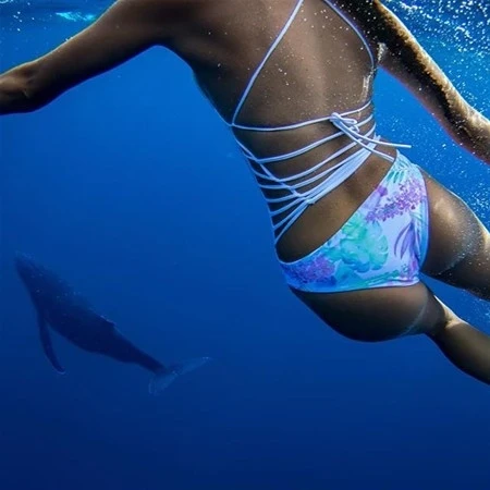 Instagram fenomeni təhlükəli dəniz canlılarıyla (FOTO)