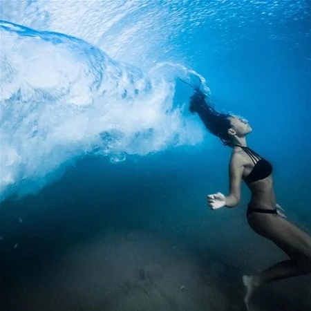 Instagram fenomeni təhlükəli dəniz canlılarıyla (FOTO)