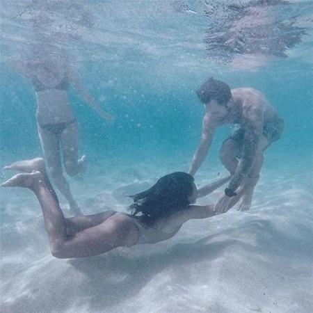 Instagram fenomeni təhlükəli dəniz canlılarıyla (FOTO)