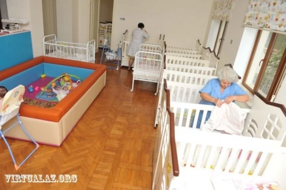 Малыши, которых выбросили на помойку в Баку (фото)