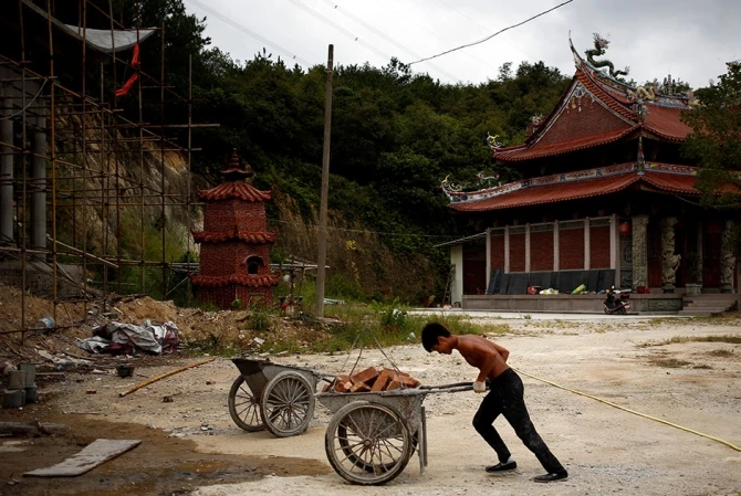 Рабочий из Китая покорил интернет (фото)