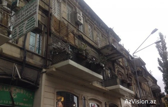 Обрушение в здании в центре Баку (фото)