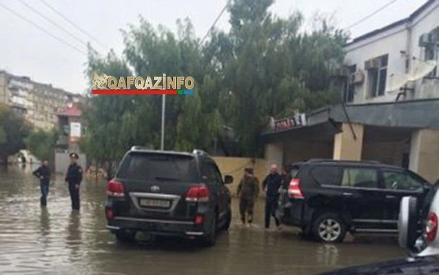 Полицейские откачивают воду с улиц Баку (фото)