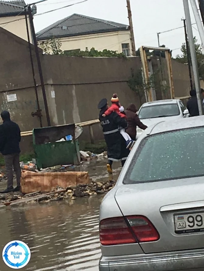 Polislərimiz vətəndaşları belində daşıyıb xilas etdi - FOTOLAR