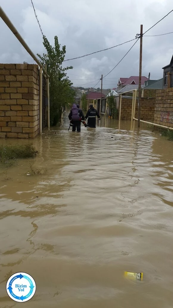 Polislərimiz vətəndaşları belində daşıyıb xilas etdi - FOTOLAR
