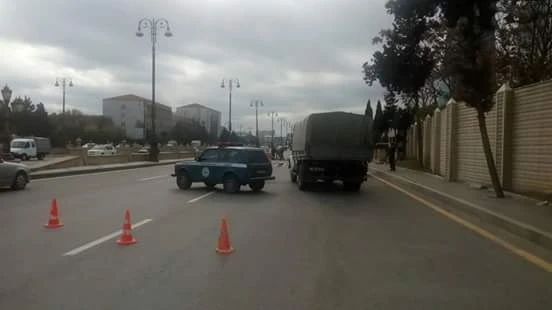 В Баку на одном из проспектов ограничено движение транспорта (фото)