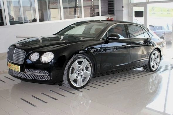 В Баку автомобиль стоимостью 400 тысяч долларов продают за 155 тысяч (фото)