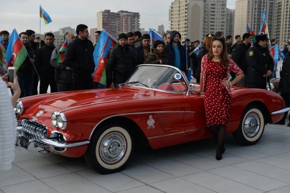 Автопробег раритетных автомобилей в Баку (видео)