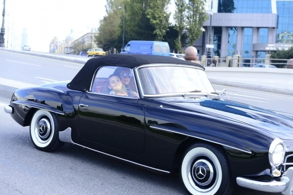 Автопробег раритетных автомобилей в Баку (видео)