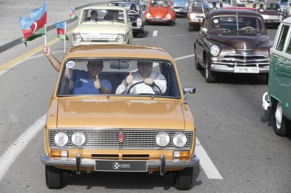 Автопробег раритетных автомобилей в Баку (видео)