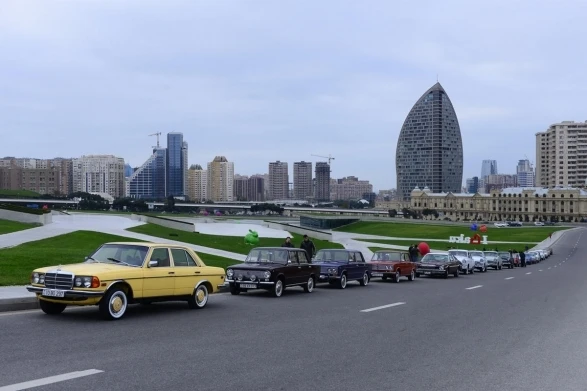 Автопробег раритетных автомобилей в Баку (видео)