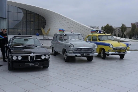 Автопробег раритетных автомобилей в Баку (видео)