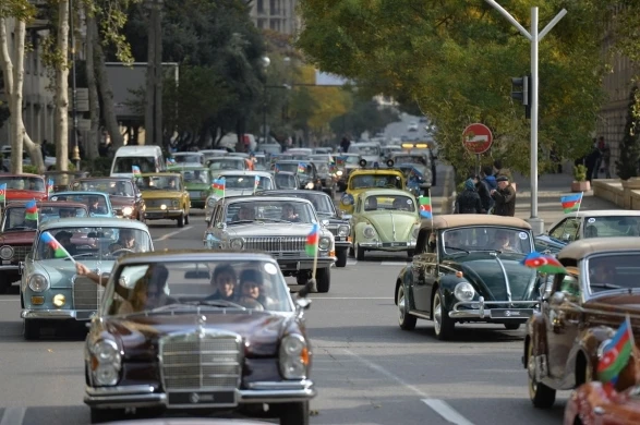 Автопробег раритетных автомобилей в Баку (видео)