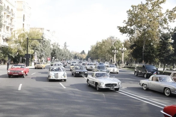 Автопробег раритетных автомобилей в Баку (видео)