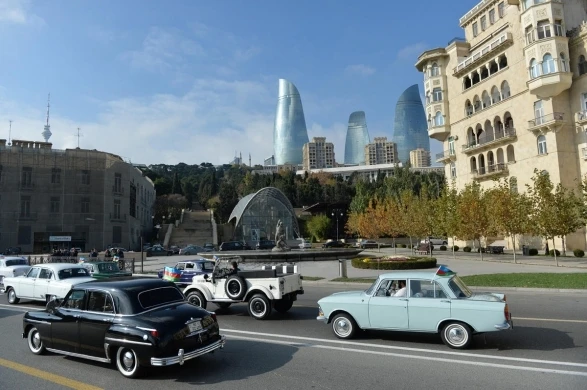 Автопробег раритетных автомобилей в Баку (видео)