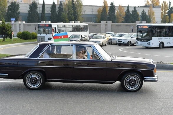 Автопробег раритетных автомобилей в Баку (видео)