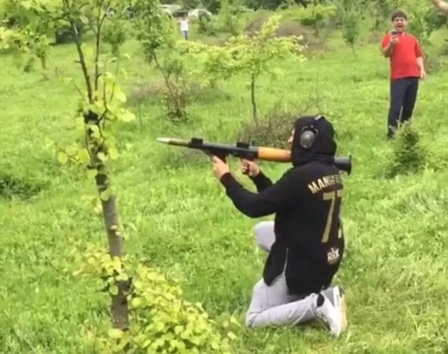 Milyarder qızları silahlandılar - Yeni FOTOLAR