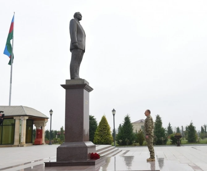 Ильхам Алиев в военном мундире отправился на фронт (фото)