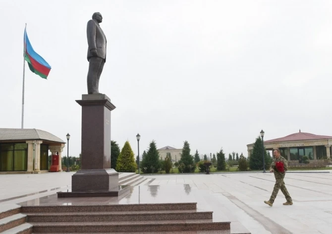Ильхам Алиев в военном мундире отправился на фронт (фото)