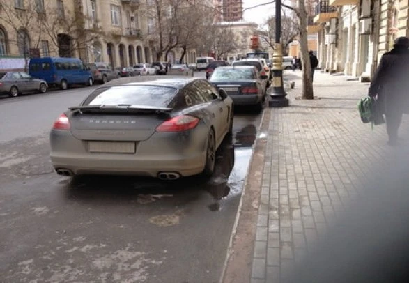 Куда смотрит ГАИ: в Баку захватывают тротуары и остановки (фото)