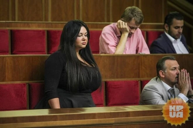 Fotoları ilə interneti alt-üst edən 5 seksual məmur qadın (FOTO)