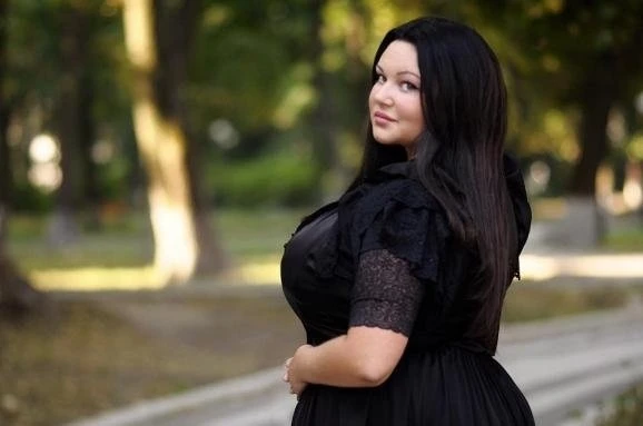 Fotoları ilə interneti alt-üst edən 5 seksual məmur qadın (FOTO)