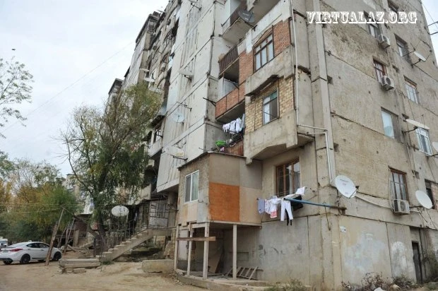 В Баку обрушилось здание: жильцы уже 3-й день ночуют на улице (фото)