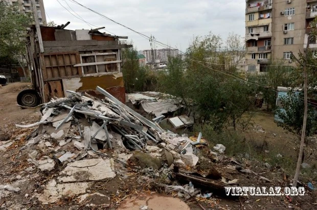 В Баку обрушилось здание: жильцы уже 3-й день ночуют на улице (фото)