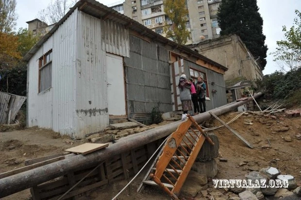 В Баку обрушилось здание: жильцы уже 3-й день ночуют на улице (фото)