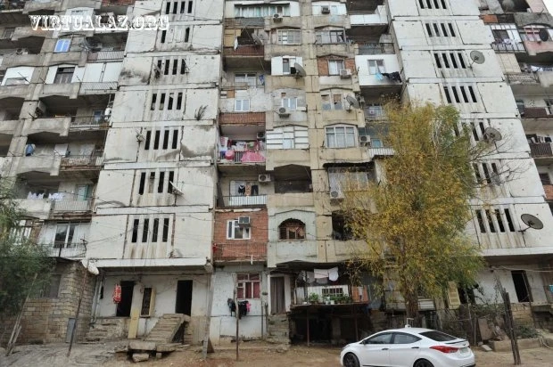 В Баку обрушилось здание: жильцы уже 3-й день ночуют на улице (фото)