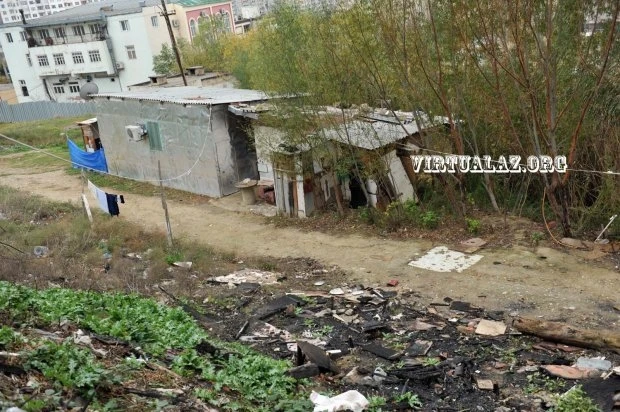 В Баку обрушилось здание: жильцы уже 3-й день ночуют на улице (фото)
