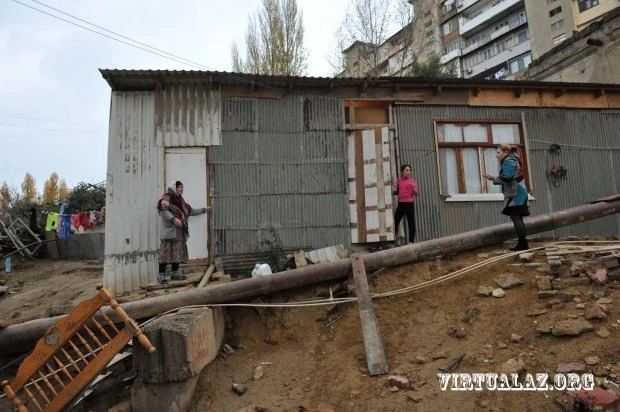 В Баку обрушилось здание: жильцы уже 3-й день ночуют на улице (фото)