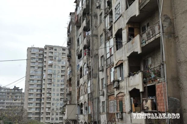 В Баку обрушилось здание: жильцы уже 3-й день ночуют на улице (фото)