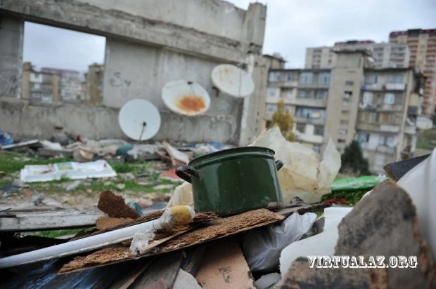 В Баку обрушилось здание: жильцы уже 3-й день ночуют на улице (фото)