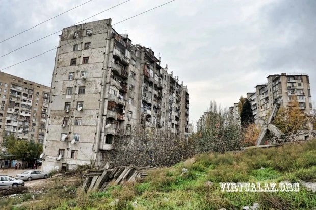 В Баку обрушилось здание: жильцы уже 3-й день ночуют на улице (фото)