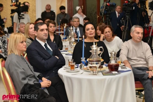 Türkan Şoray Bakıda mükafatlandırıldı (FOTO)