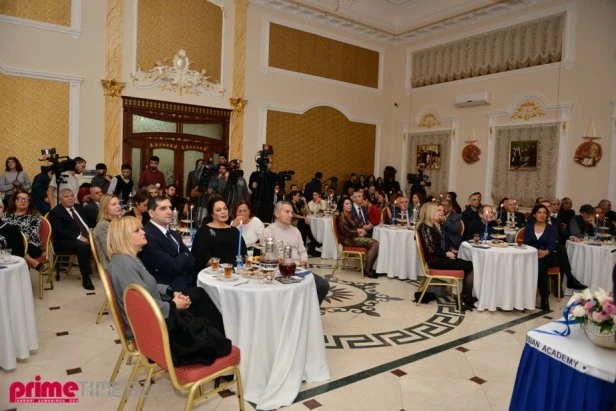 Türkan Şoray Bakıda mükafatlandırıldı (FOTO)