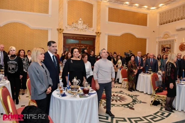 Türkan Şoray Bakıda mükafatlandırıldı (FOTO)