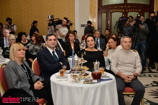 Türkan Şoray Bakıda mükafatlandırıldı (FOTO)