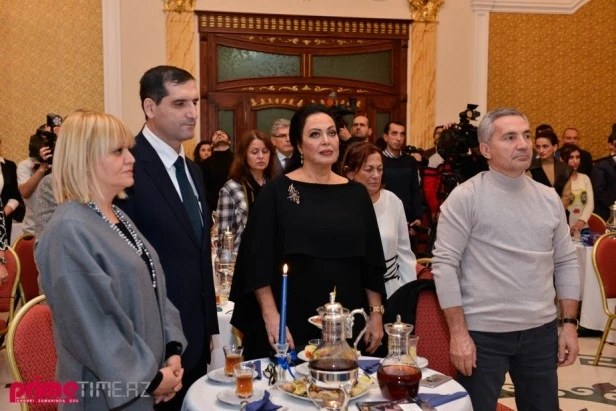 Türkan Şoray Bakıda mükafatlandırıldı (FOTO)