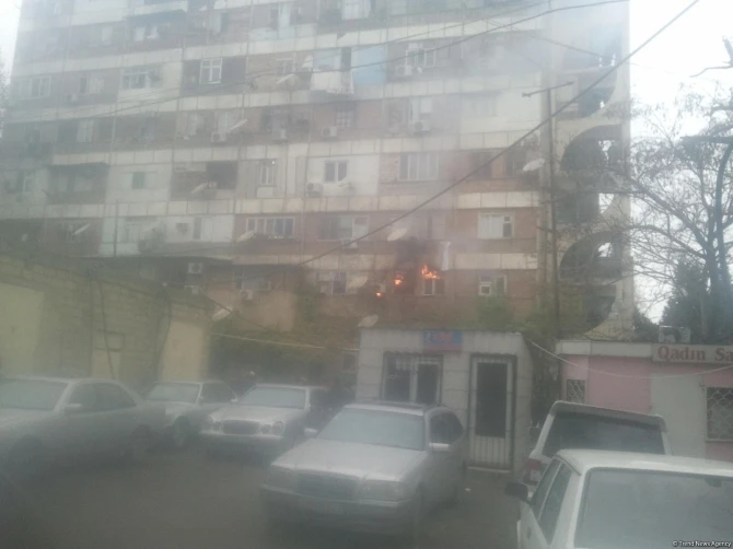 Сильный пожар в Баку: идет эвакуация (фото)