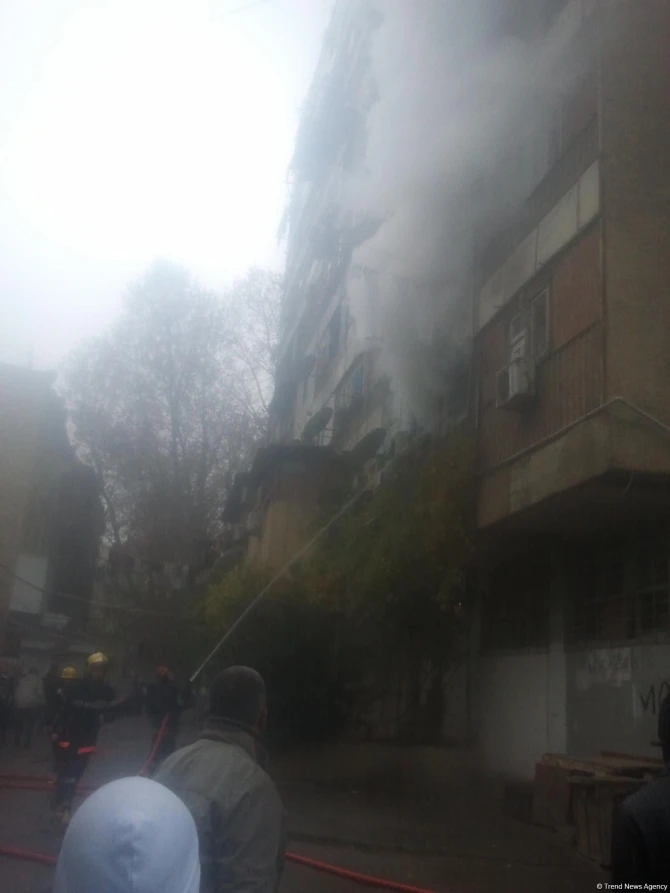 Сильный пожар в Баку: идет эвакуация (фото)