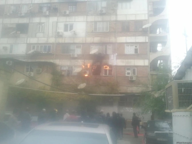 Сильный пожар в Баку: идет эвакуация (фото)