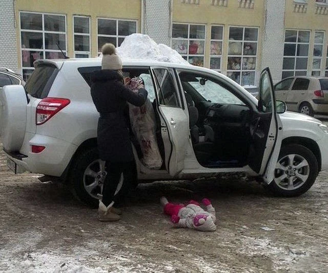 Непростые взаимоотношения девушек с автомобилями (фото)