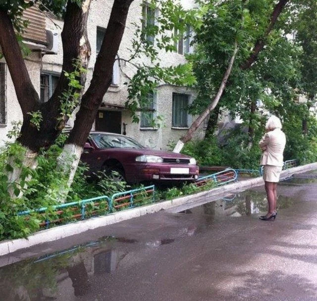 Непростые взаимоотношения девушек с автомобилями (фото)