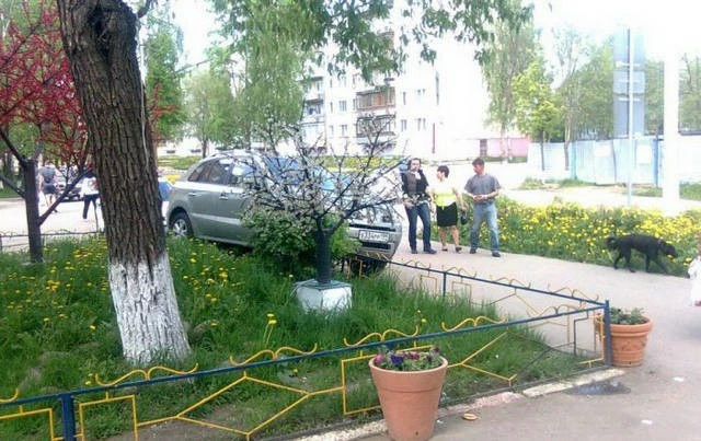 Непростые взаимоотношения девушек с автомобилями (фото)