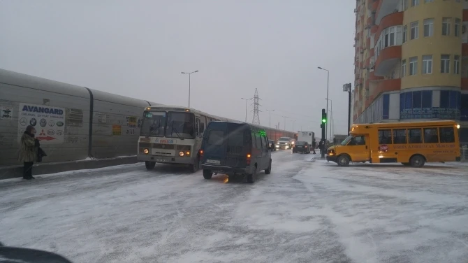 Баку после снега: гололедица и пробки на дорогах (видео)