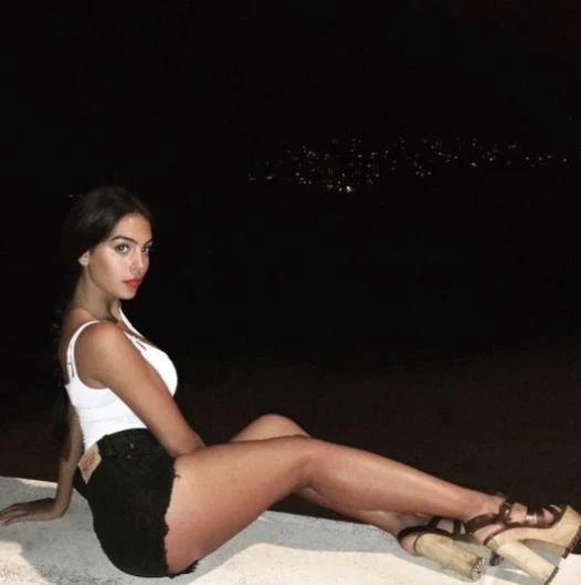 Gey olduğu deyilən Ronaldo sevgilisi ilə küçədə öpüşdü